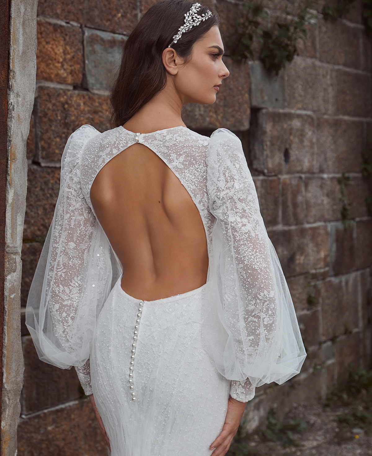 Vestido de novia de pedrería, manga larga, escote pronunciado y espalda abierta